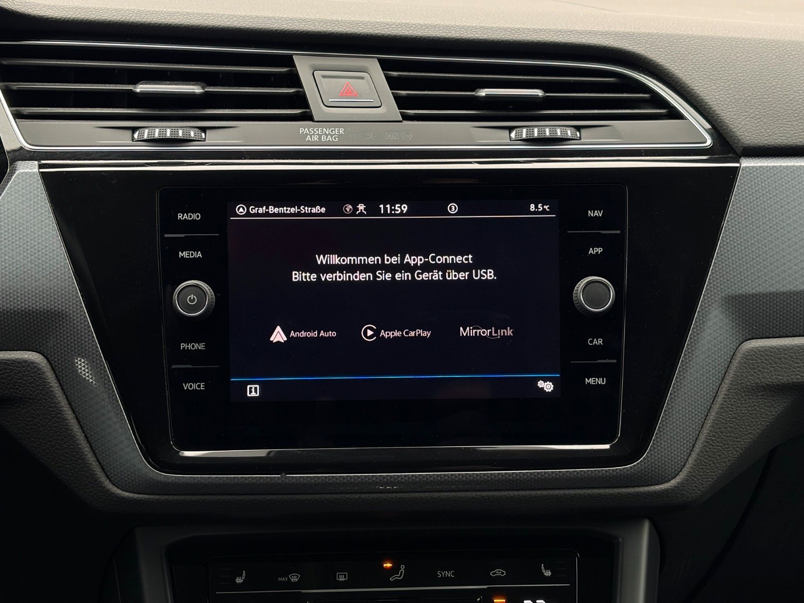 Fahrzeugabbildung Volkswagen Touran 1.5 TSI DSG Active Kamera ACC LED LHZ SHZ