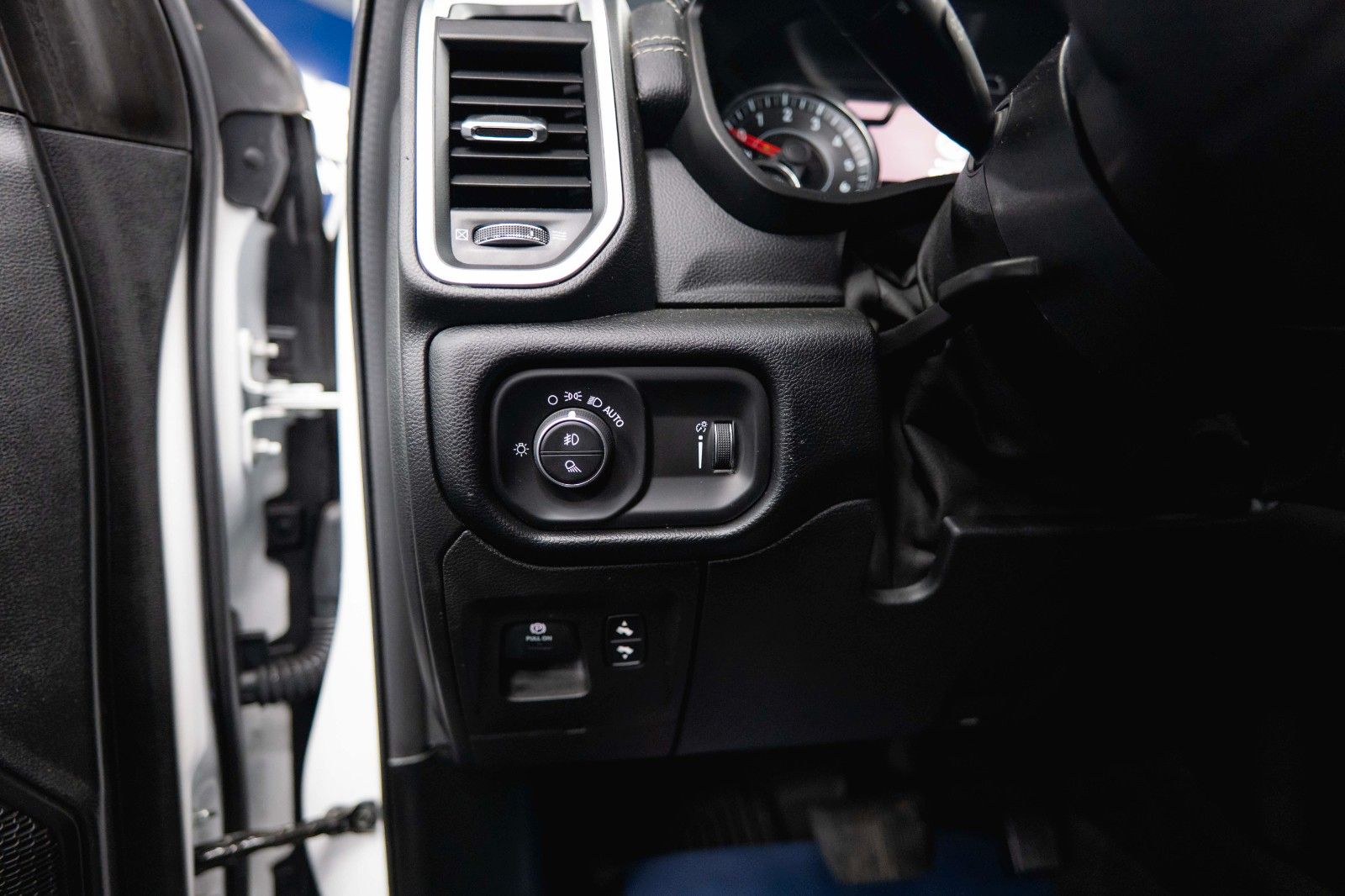 Fahrzeugabbildung Dodge RAM 5.7 V8 HEMI 4x4 OFFROAD Night-Paket *GEN 5*