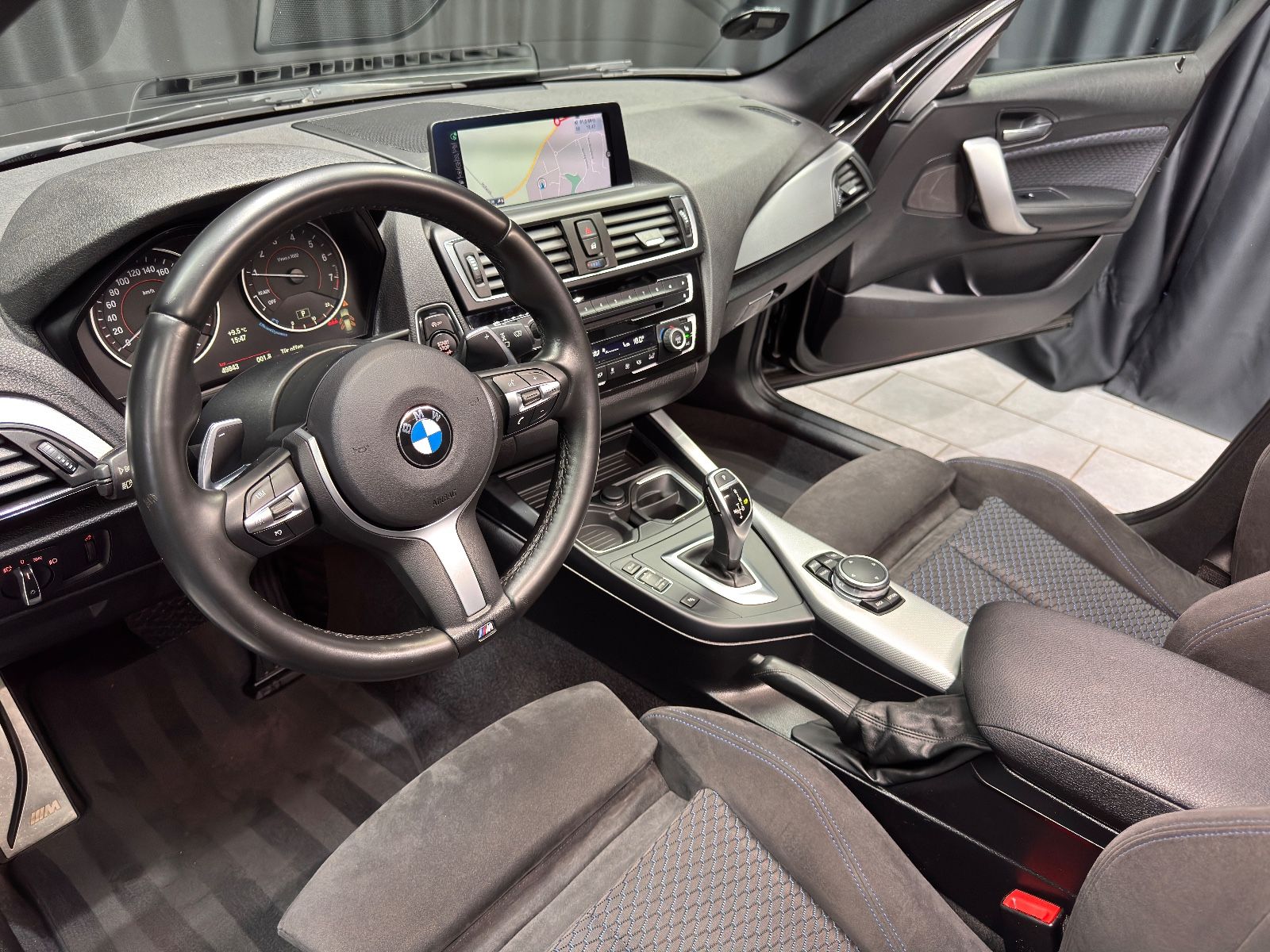 Fahrzeugabbildung BMW M135i xDrive|H&K|LED|KAMERA|VOLL|DEUTSCHES FZG