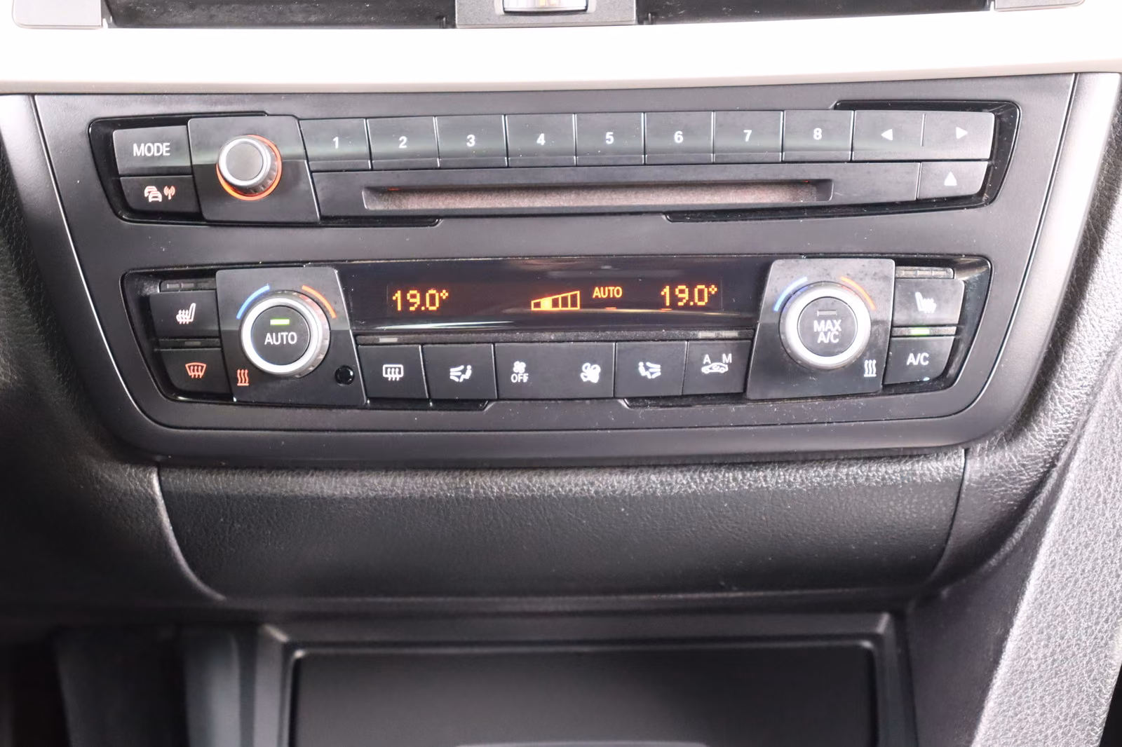 BMW 320 i Touring xDrive * Bi- Xenon * Navi