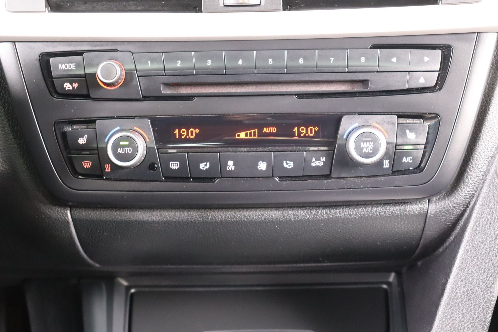 Fahrzeugabbildung BMW 320 i Touring xDrive * Bi- Xenon * Navi