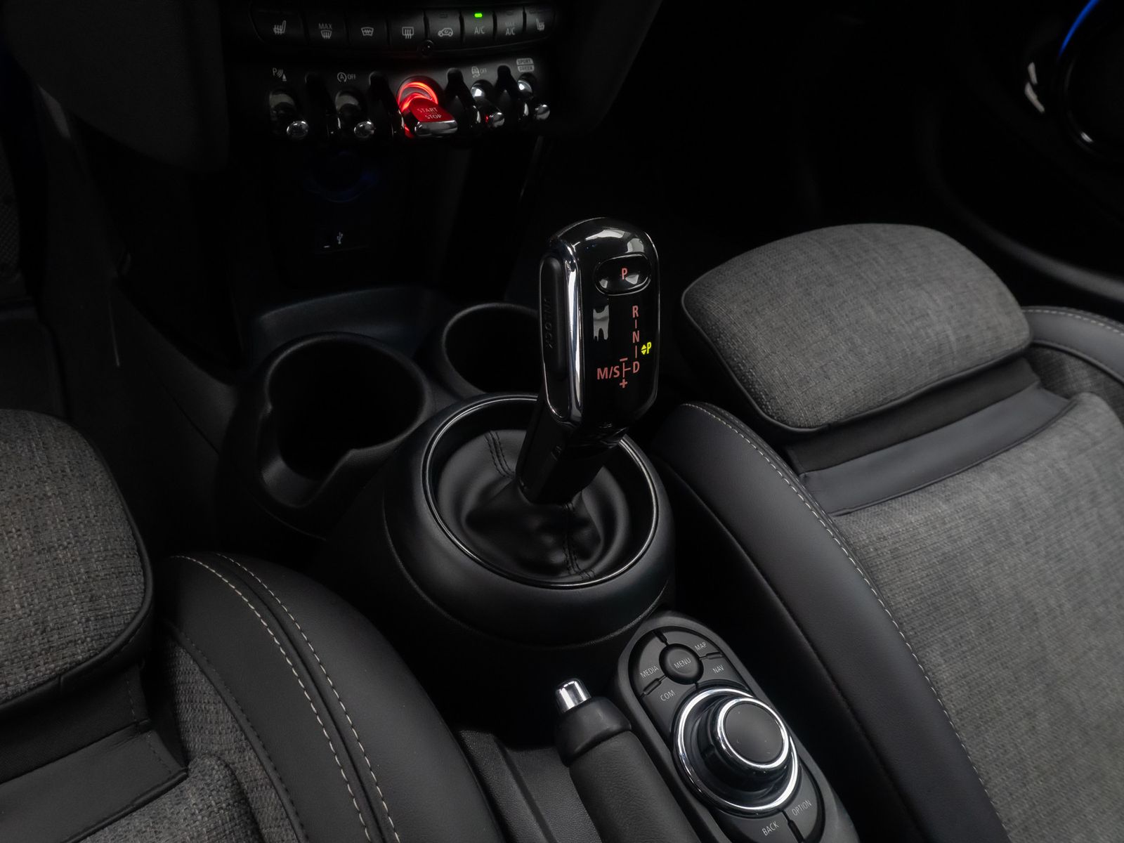 Fahrzeugabbildung MINI ONE ClassicTrim LED Navi Komfort Leder DAB Sport