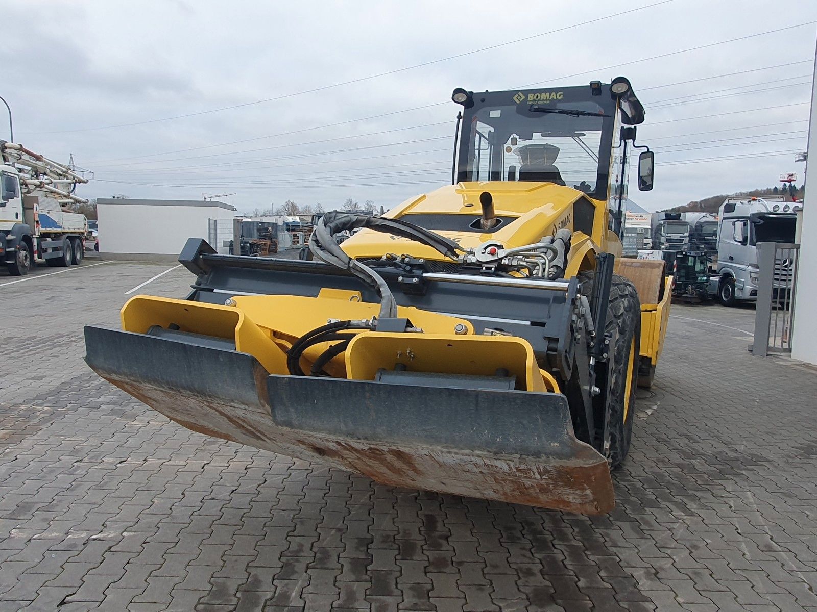 Fahrzeugabbildung BOMAG BW 213 DH / nur 1.087h / Plattenanbauverdicht