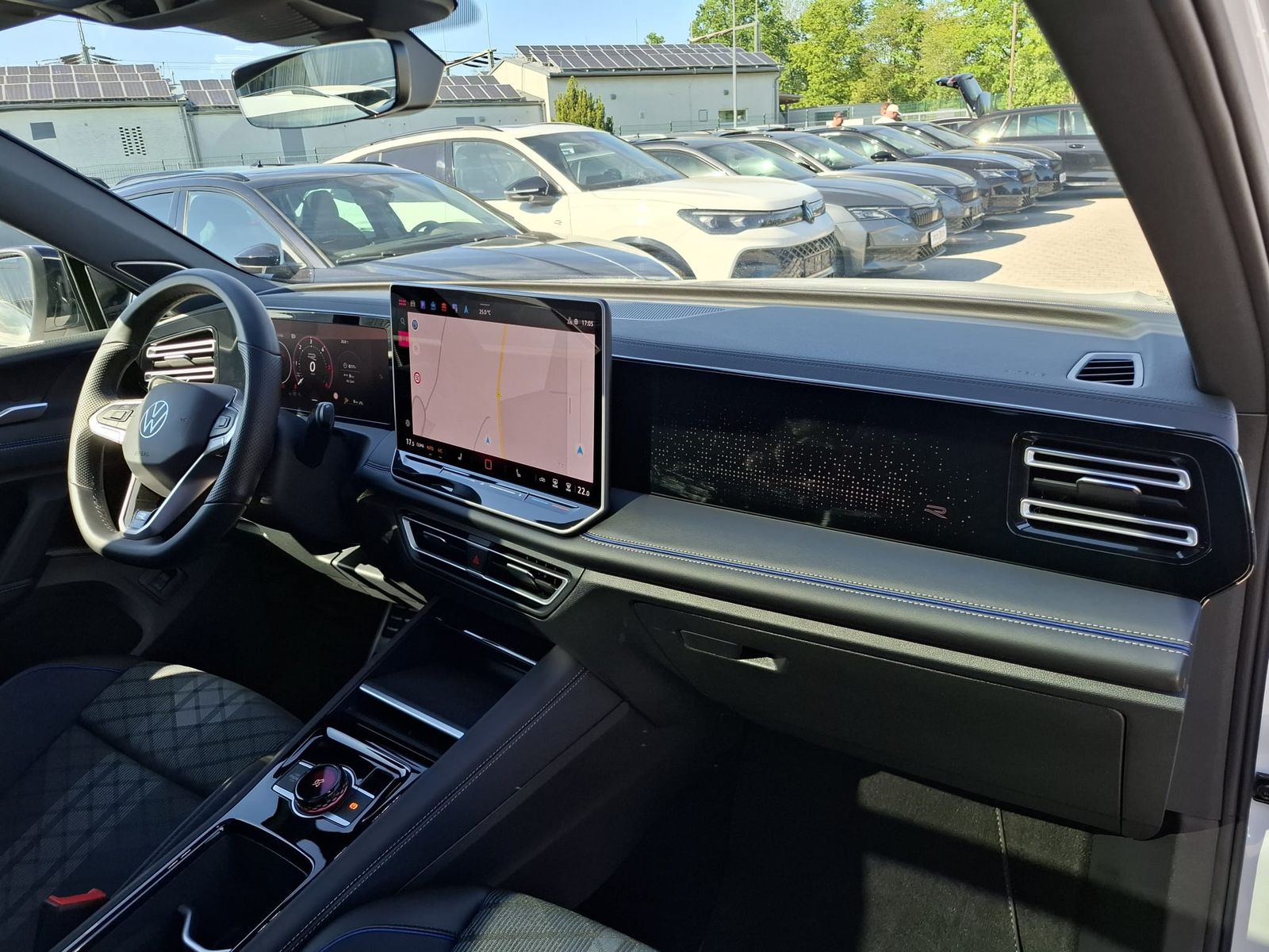 Fahrzeugabbildung Volkswagen Tiguan 2.0 TDI 4M R-Line BLACK*PAN*HK*AHK*MATRIX