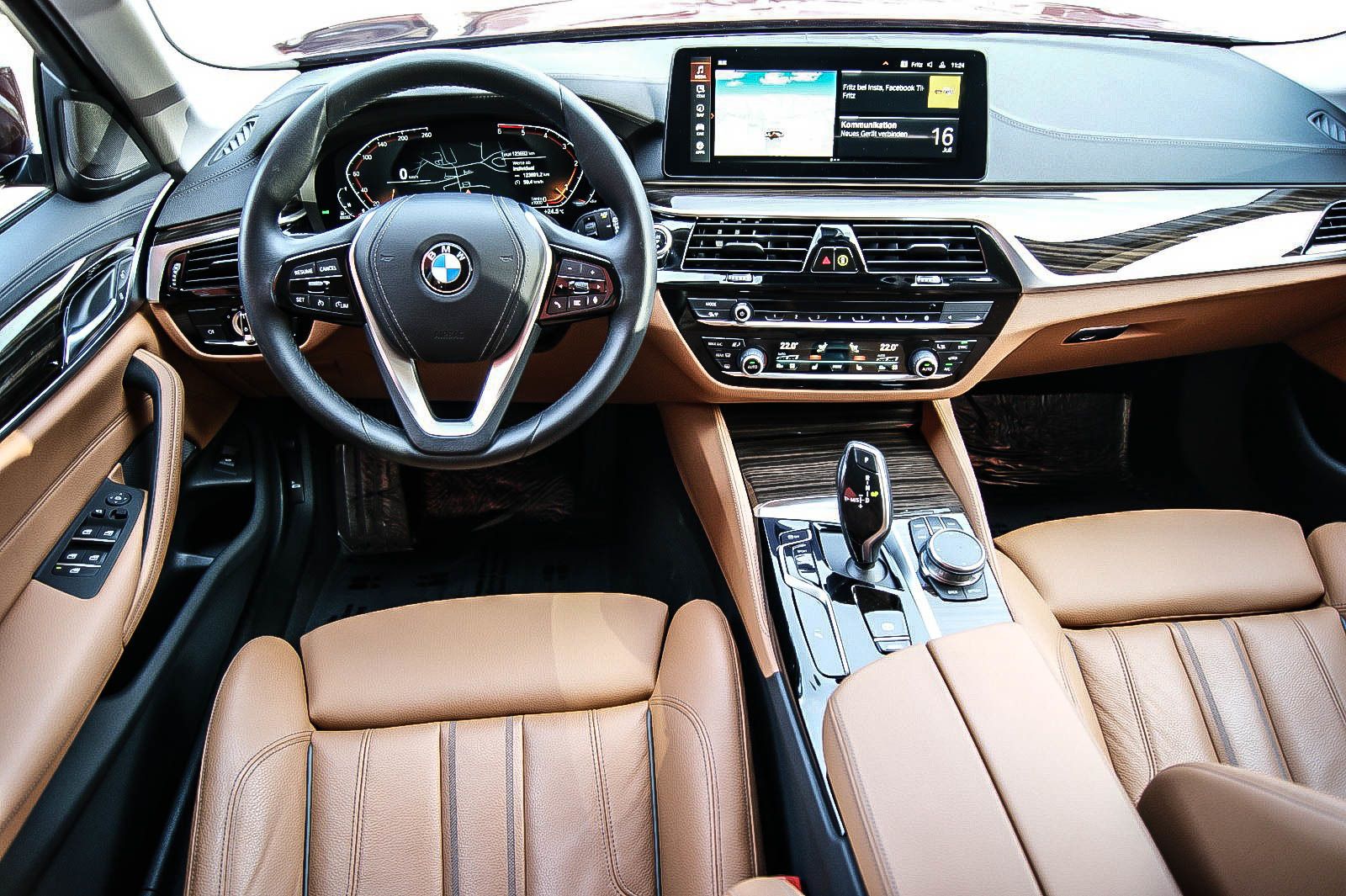 Fahrzeugabbildung BMW 530 d Touring H&K SOUND PANORAMA AVENTURINROT 3