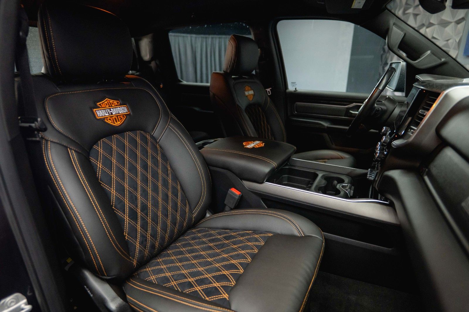 Fahrzeugabbildung Dodge RAM 5.7 V8 HEMI 4x4 OFFROAD Night HarleyDavidson