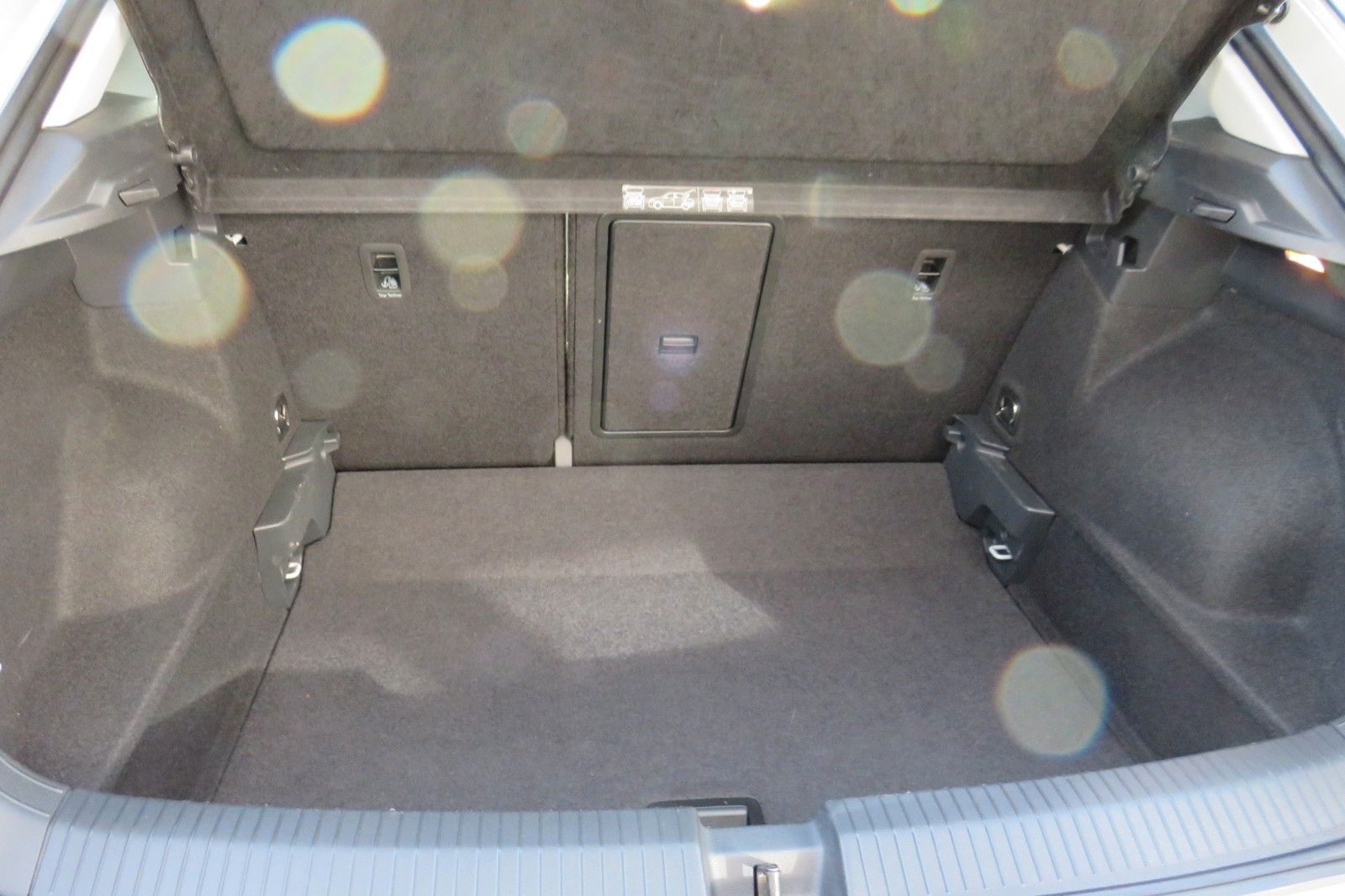 Fahrzeugabbildung Volkswagen T-Roc Life DSG AHK NAVI SITZH. APP-CON. LED 1Hd