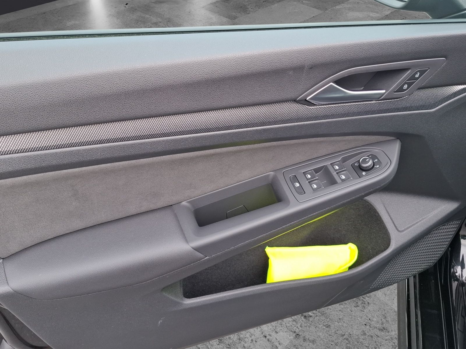 Fahrzeugabbildung Volkswagen Golf VIII Variant TSI R-Line Matrix AHK Navi AID