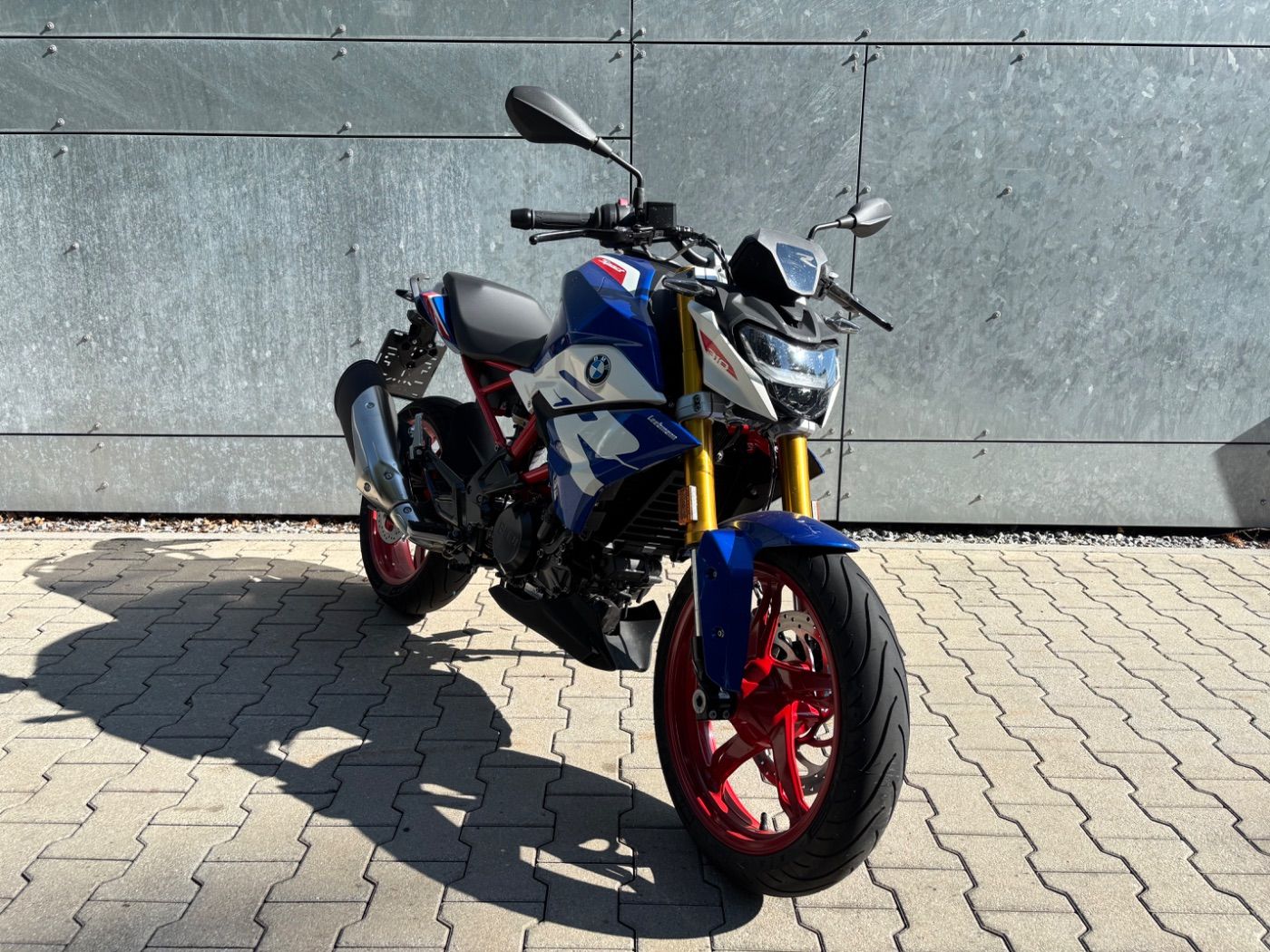 Fahrzeugabbildung BMW G 310 R Style Sport weiß rot blau