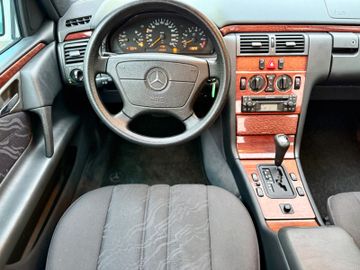 Mercedes E 230 - 8