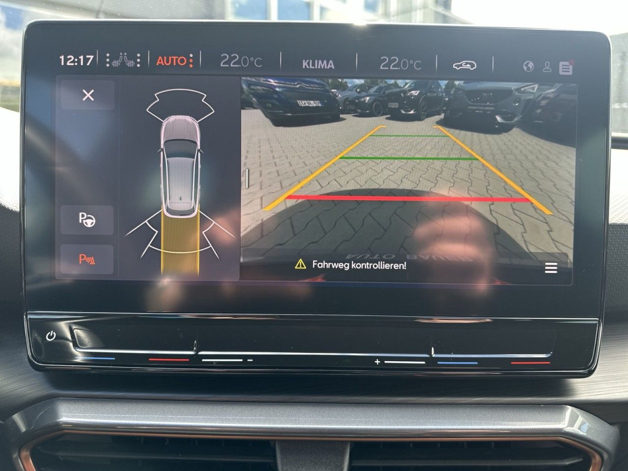 Fahrzeugabbildung CUPRA Leon VZ Sportstourer 2.0 TSI 245 PS DSG - mit KI generiert/bearbeitet