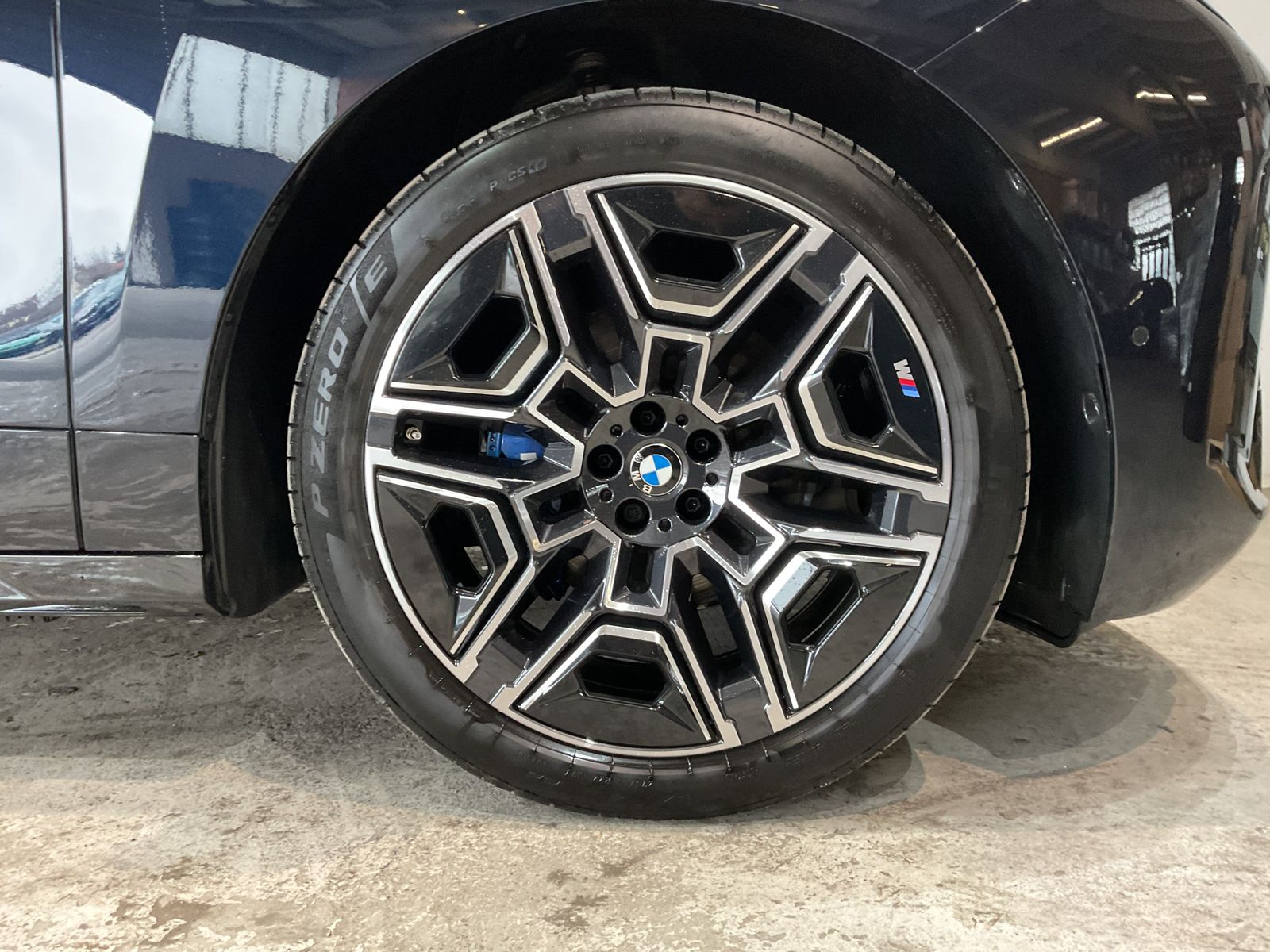 Fahrzeugabbildung BMW iX xDrive60 | Luftfederung | Sky Lounge | M-Spor