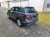 Volkswagen Tiguan 2.0 TDI SCR DSG 4MOTION Highline Highline - mit Diesel-Antrieb: Grau, Massagesitze, Geländewagen