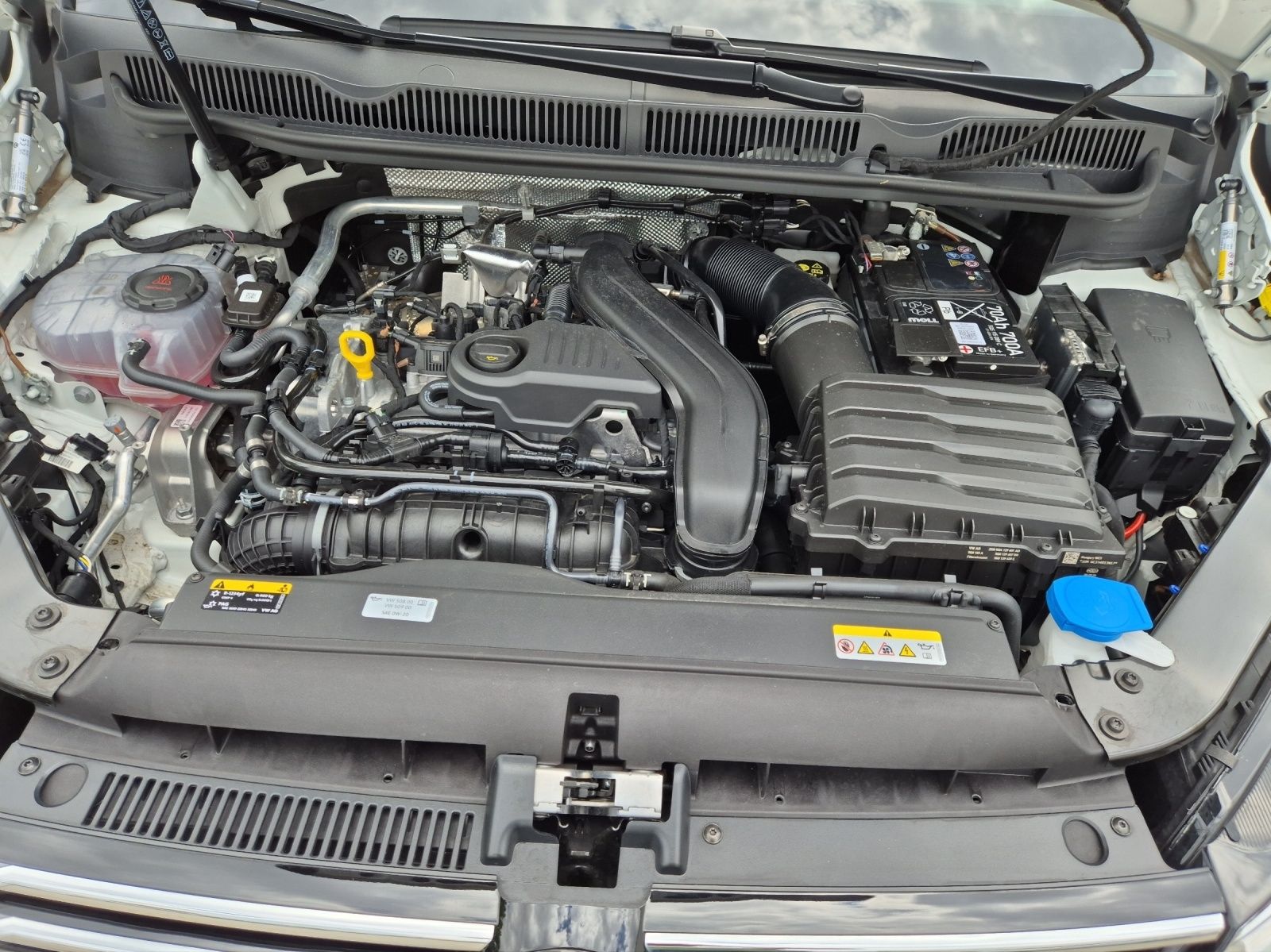 Fahrzeugabbildung Volkswagen Touran TSI Move 7-Si AHK Navi AID ACC PDC SH LM