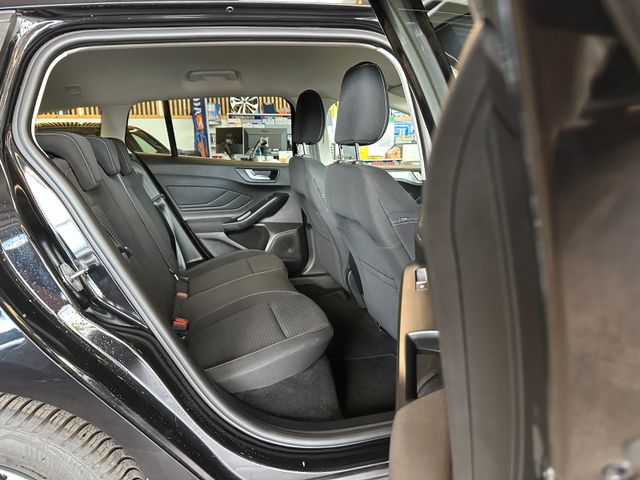 MYAUTOCENTER – Gebraucht- und Jahreswagen mit Werkstattservice in Pfaffenhofen Ford Focus *KEYLESS*ACC*NAV*1-HAND*2-ZONEN*