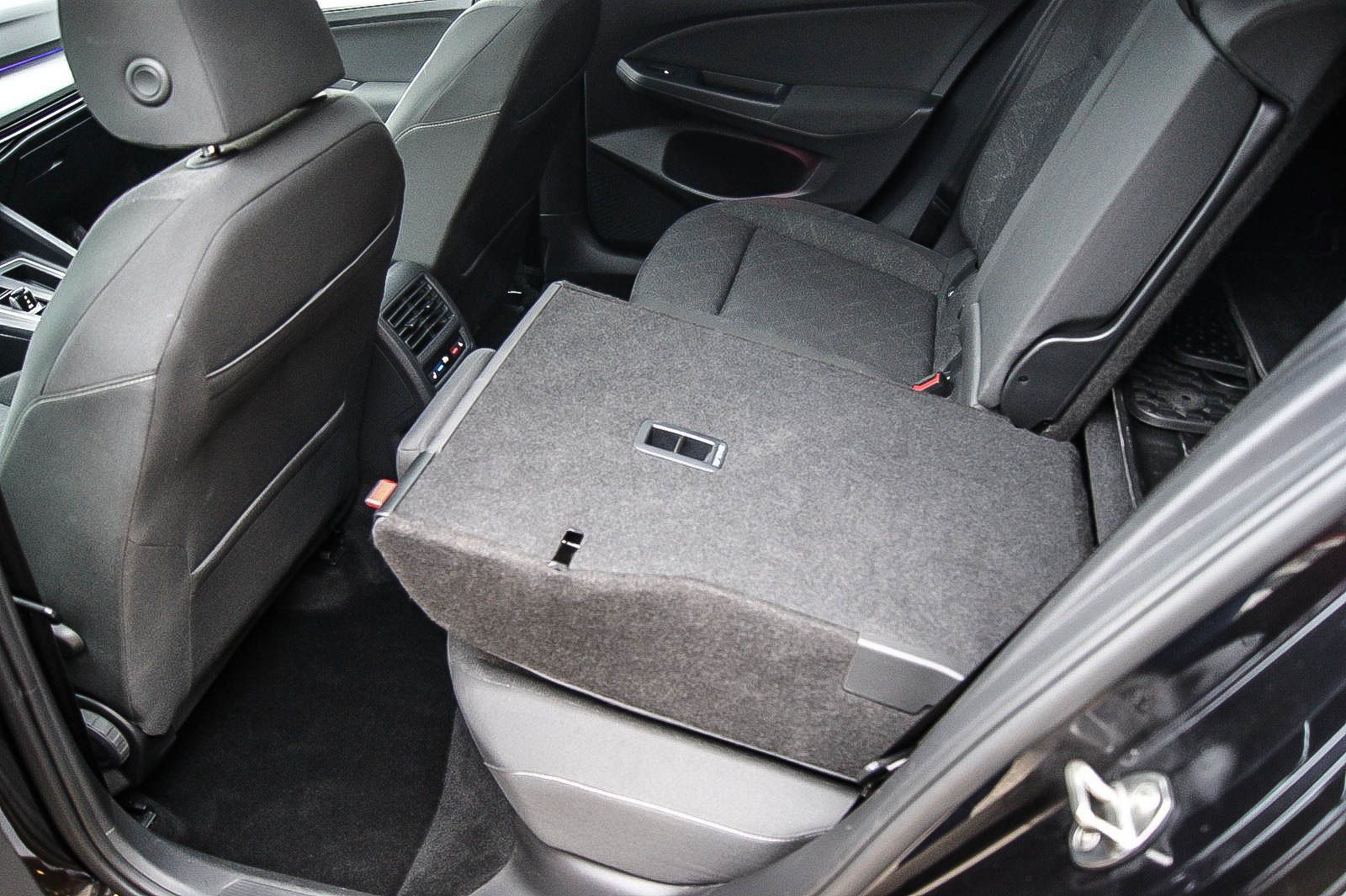 Fahrzeugabbildung Volkswagen Golf VIII Var 20TDI DSG LIFE STDHG ANHZV PANO IQ