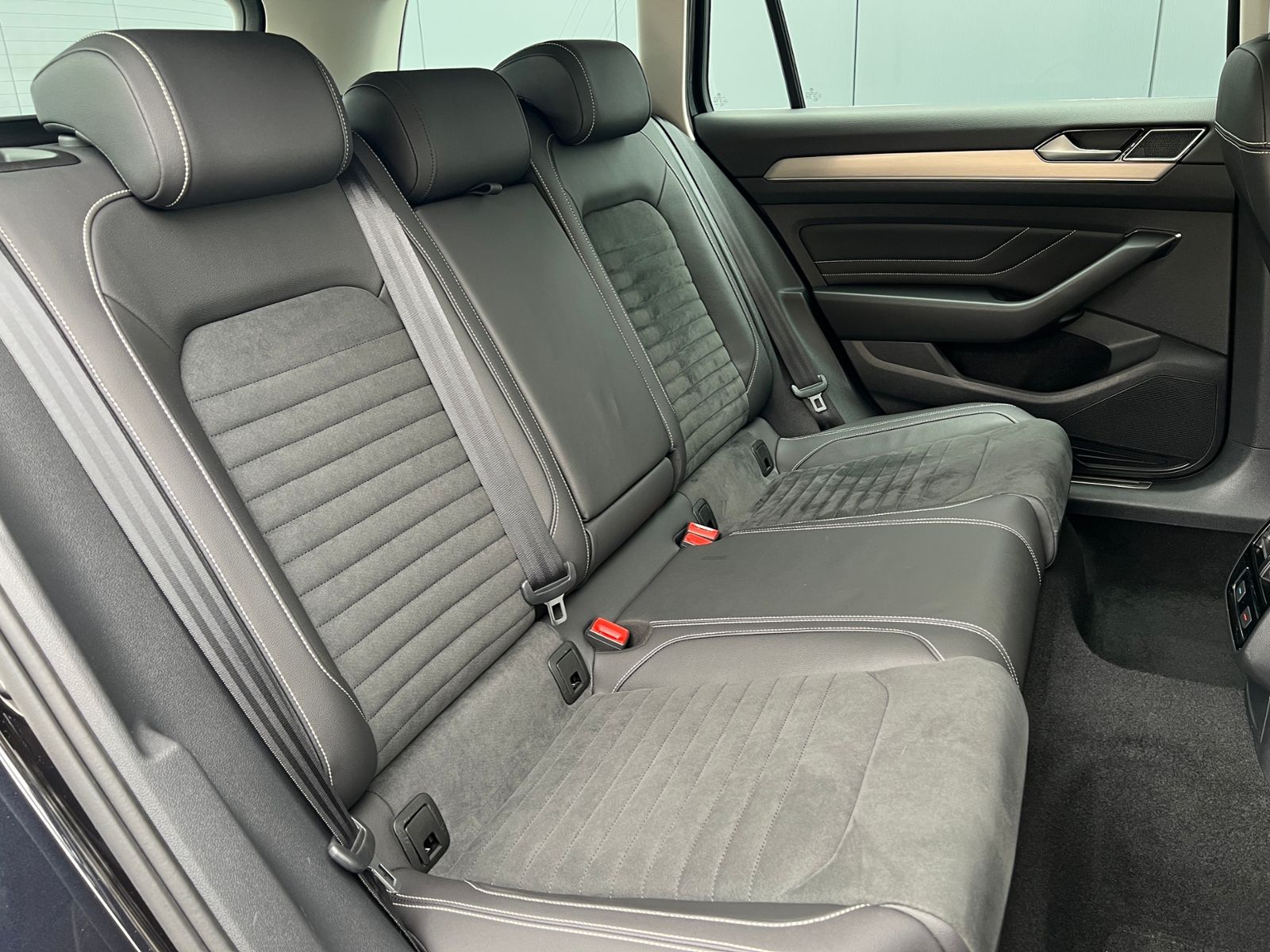 Fahrzeugabbildung Volkswagen Passat Variant Elegance 1.5 TSI DSG *LED, Digita