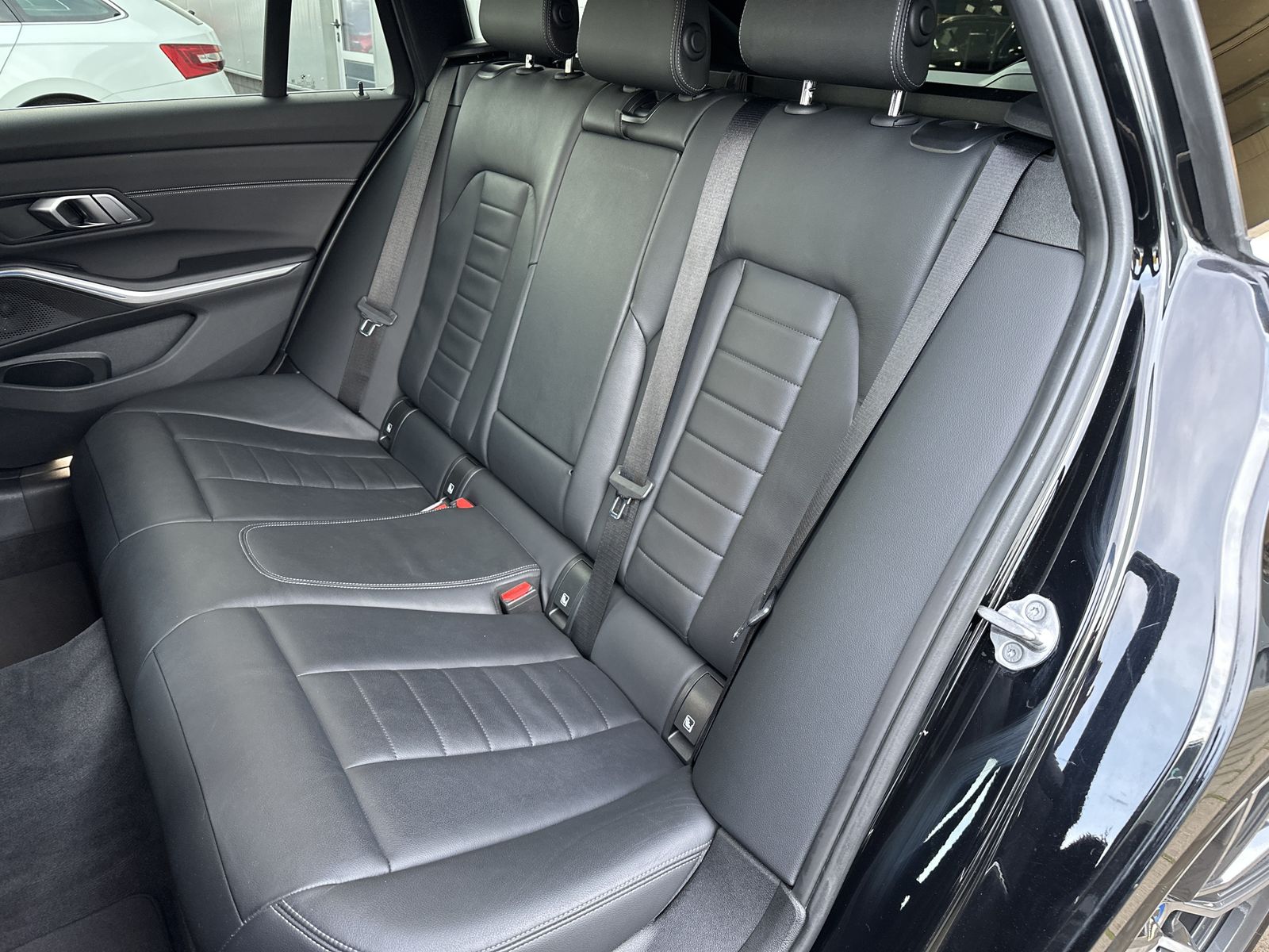 Fahrzeugabbildung BMW 330e Touring Sport-Line NAV+LED+HIFI+18ZO+MEMORY