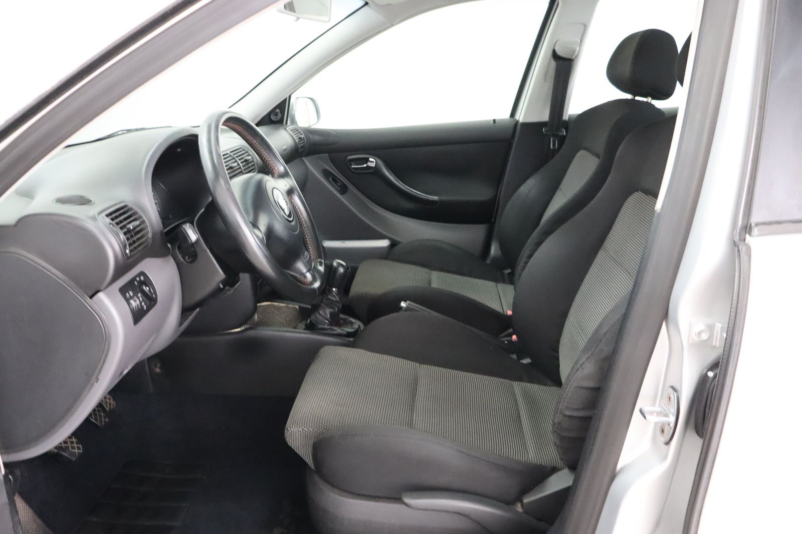 Fahrzeugabbildung SEAT Leon 1.6 16V komplett Seat Service * 1. Hand Ste