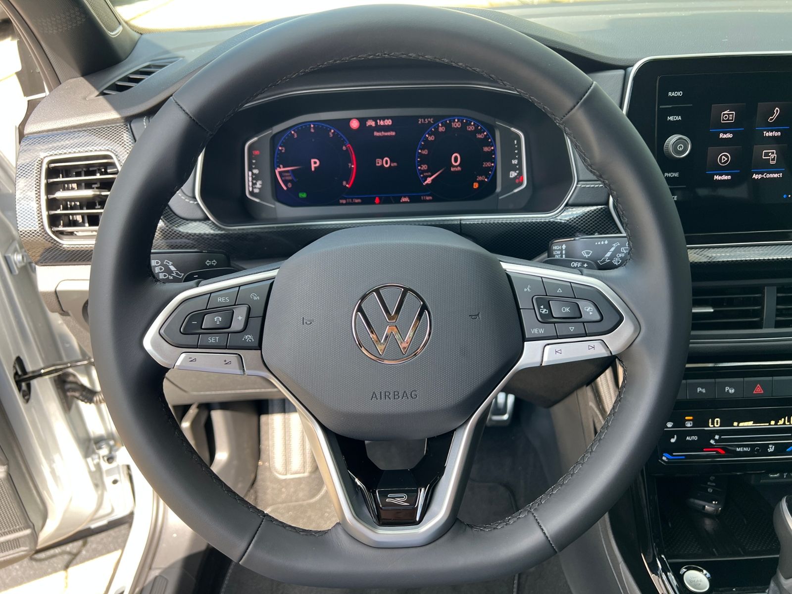 Fahrzeugabbildung Volkswagen T-Cross R-Line 1.5 TSI DSG *AHK, IQ.LIGHT, ACC,