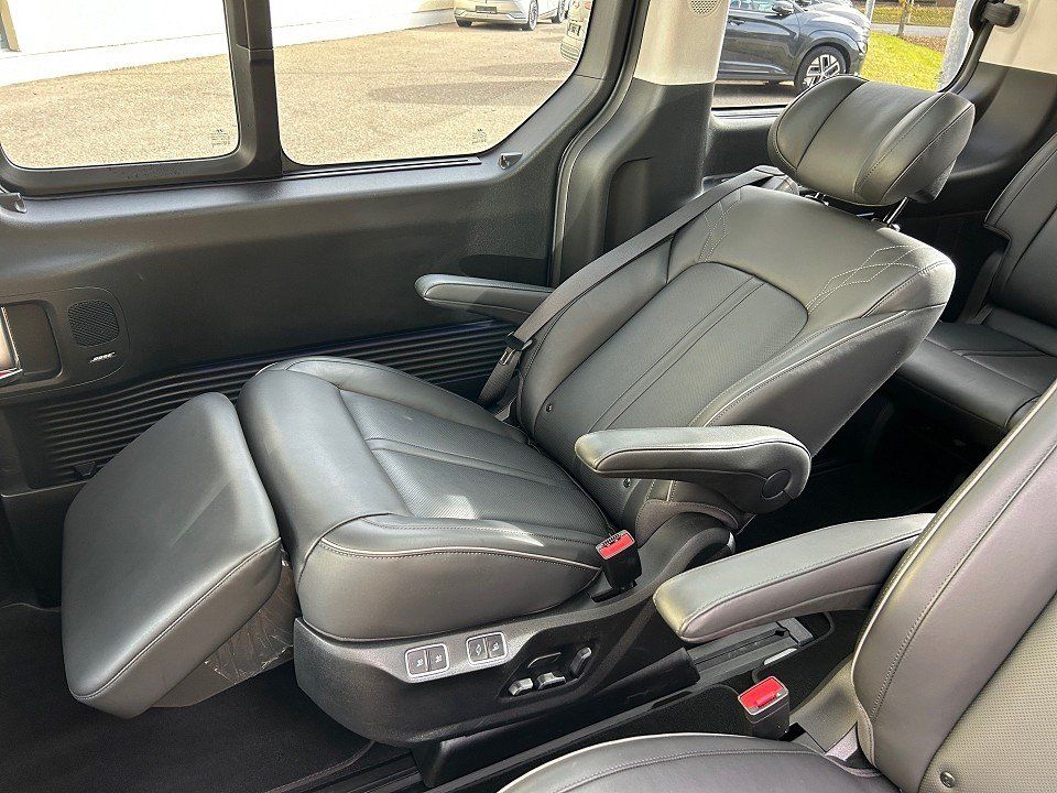 Fahrzeugabbildung Hyundai STARIA 7SITZER 2.2 CRDi 8AT SIGNATURE AHK PANO++