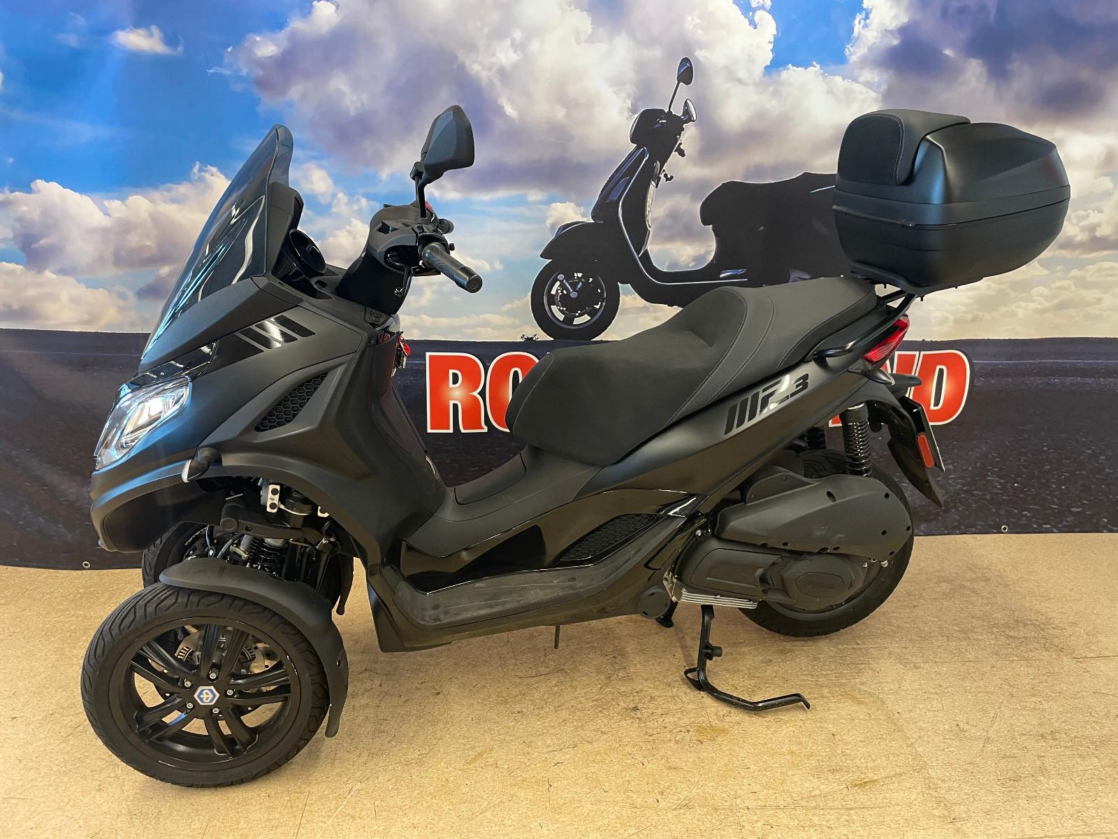 Piaggio MP 3 300 LT Deep Black 26 PS ABS Top - Case