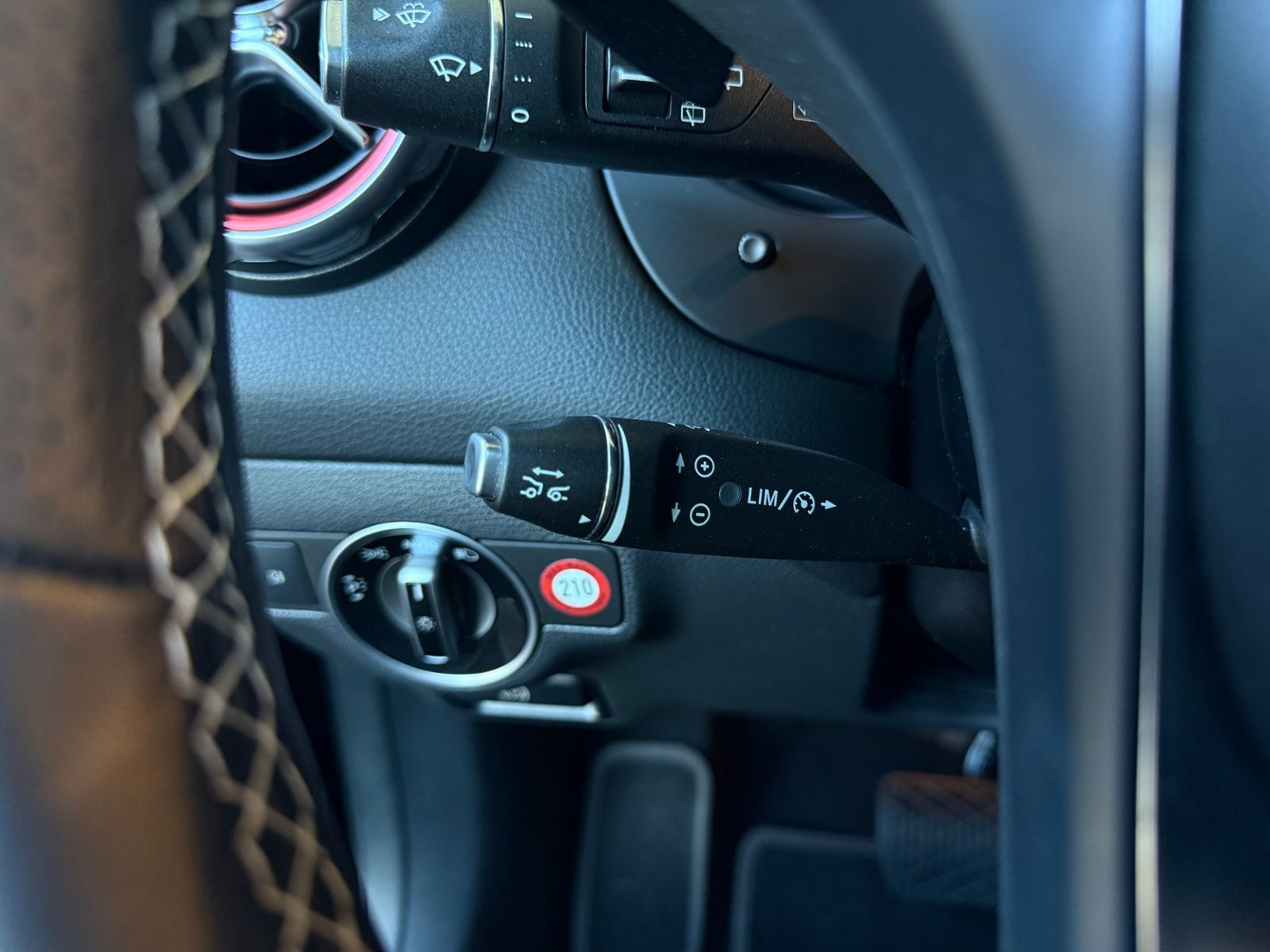 Fahrzeugabbildung Mercedes-Benz GLA 250 4Matic STNDHZ PANO DISTR 360°