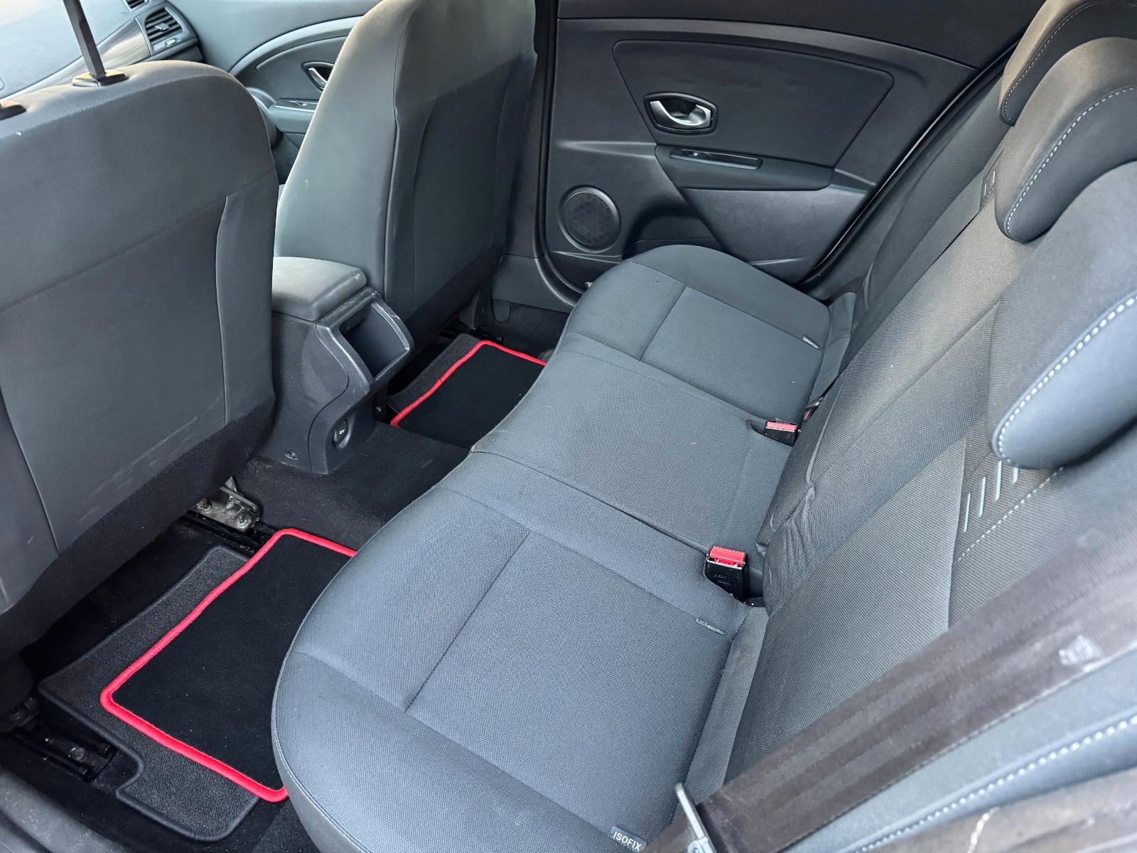 Renault Megane 2011 — photo 23