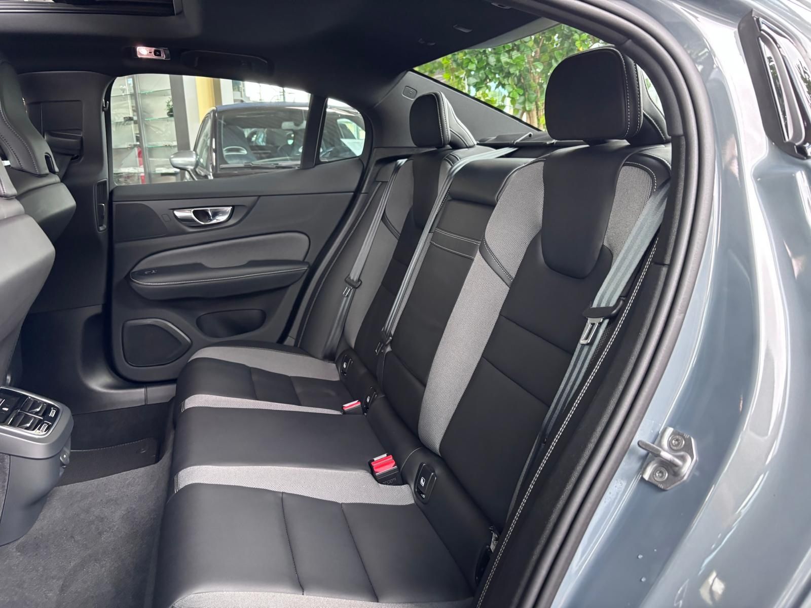 Fahrzeugabbildung Volvo S60 Lim. R Design PANO LED NAVI ALU