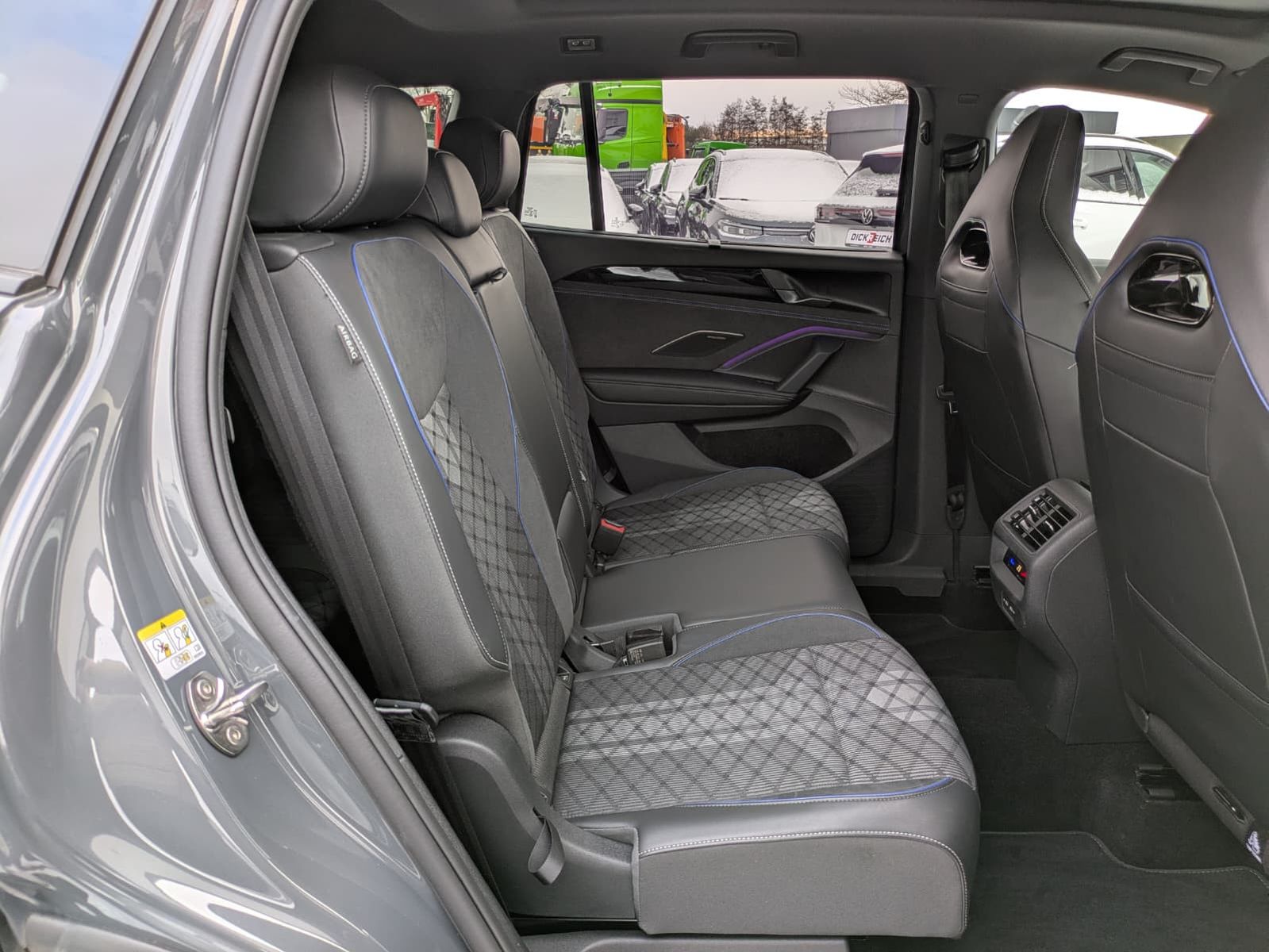 Fahrzeugabbildung Volkswagen Tayron 2.0 TDI 4M R-Line BLACK*7Si*MATRIX*PANO