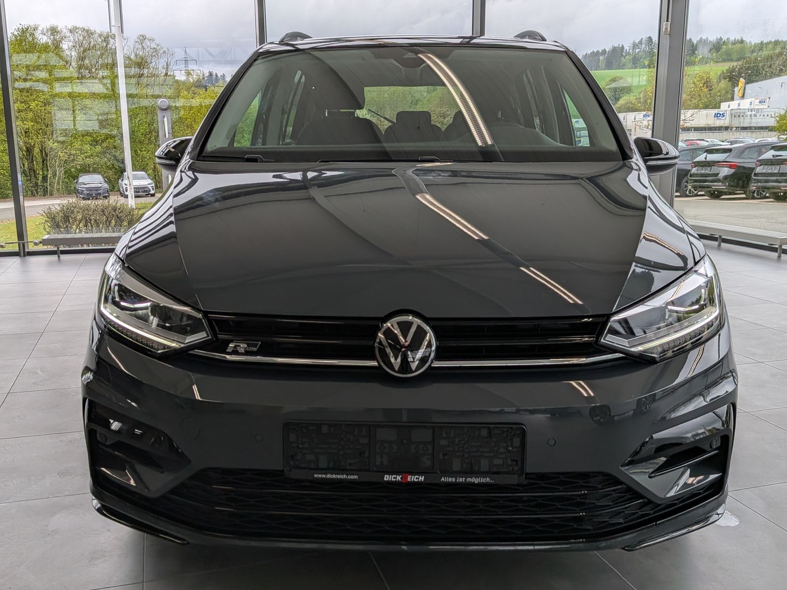 Fahrzeugabbildung Volkswagen Touran 2.0 DSG R-Line High Pano 7-Si IQ AHK VOLL