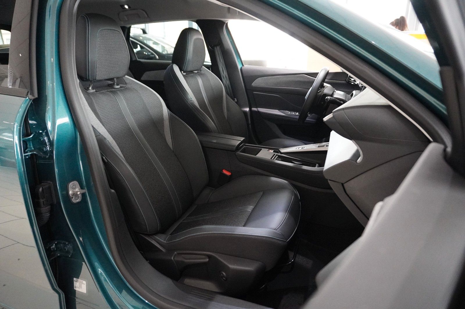 Fahrzeugabbildung Peugeot 308 SW 1.2 HYBRID ALLURE DSC NAVI/LED/KAMERA/DAB