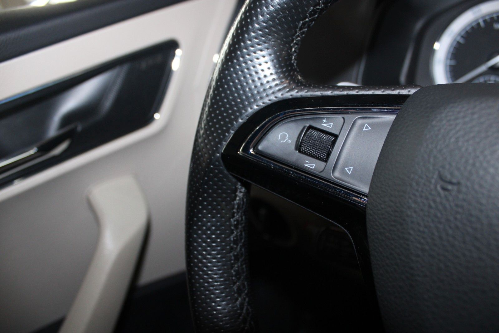 Fahrzeugabbildung SKODA Karoq 1.5 TSI ACT DSG Style LED AHK NAVI WinterP