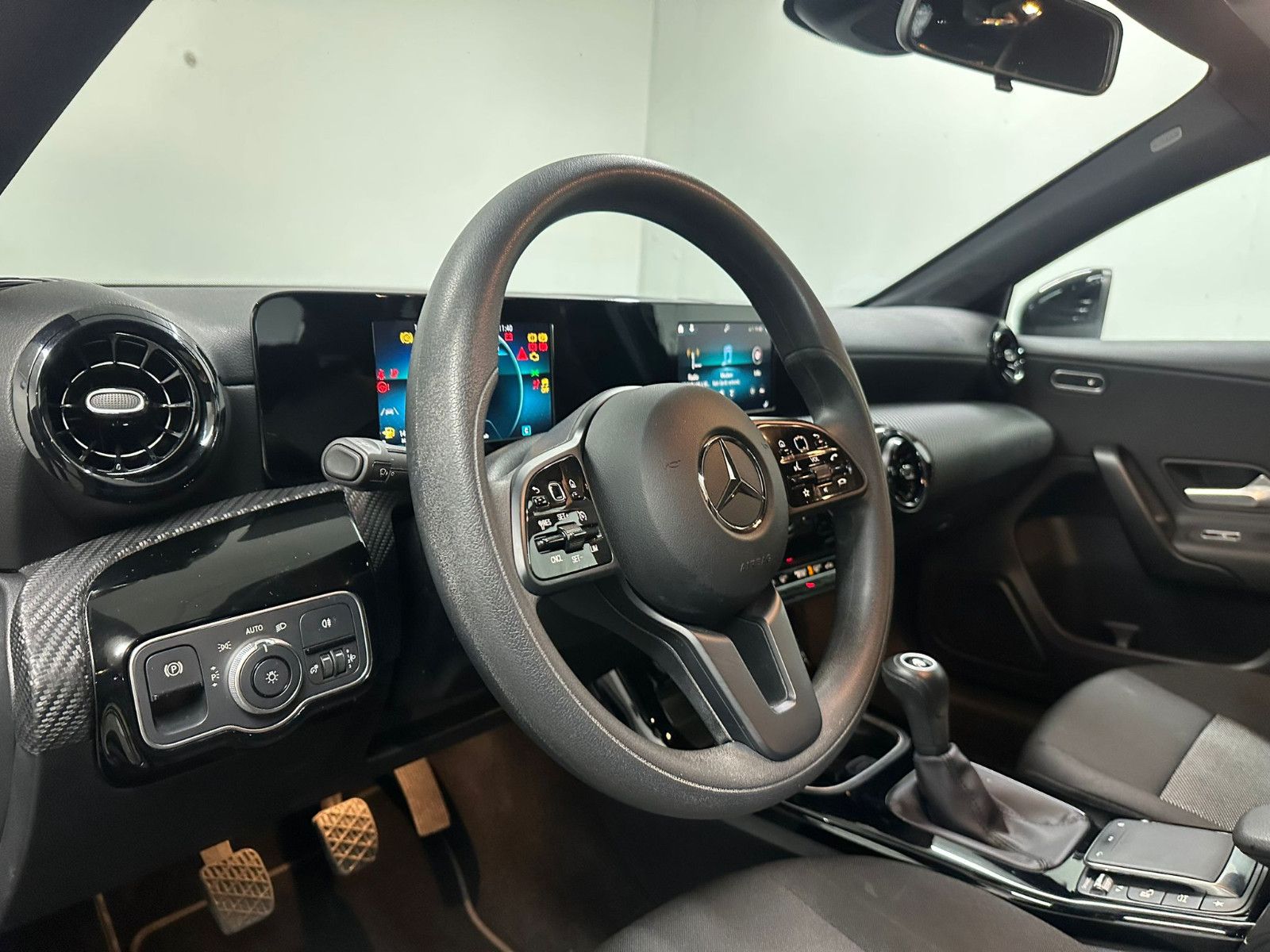 Fahrzeugabbildung Mercedes-Benz A 200 d Limousine *KAMERA*NAVI*CARPLAY*AHK*