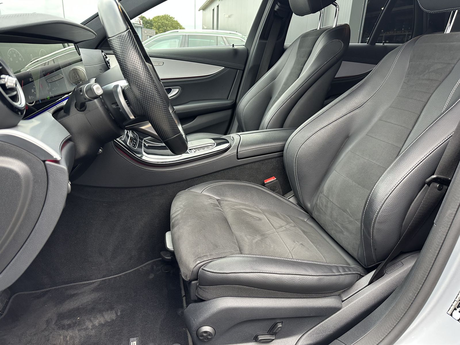 Fahrzeugabbildung Mercedes-Benz E 300d 4M T AMG-Line NAV+LED+360°+HUD+AHK+VC+ACC