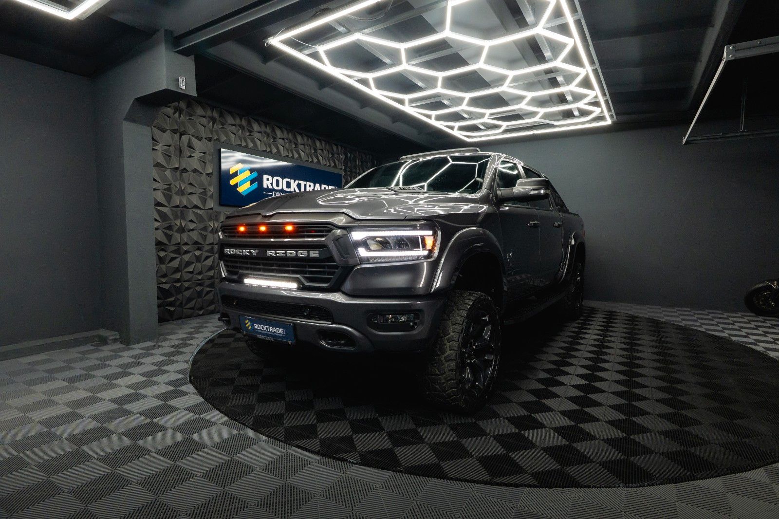 Fahrzeugabbildung Dodge RAM 5.7 V8 HEMI 4x4 ROCKY RIDGE OFFROAD Pano 19%