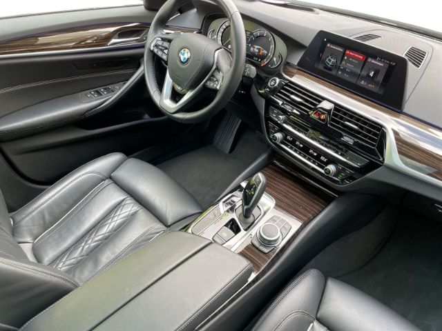 Fahrzeugabbildung BMW 530 i Touring Sport Line Autom. AHK, Leder, Stan