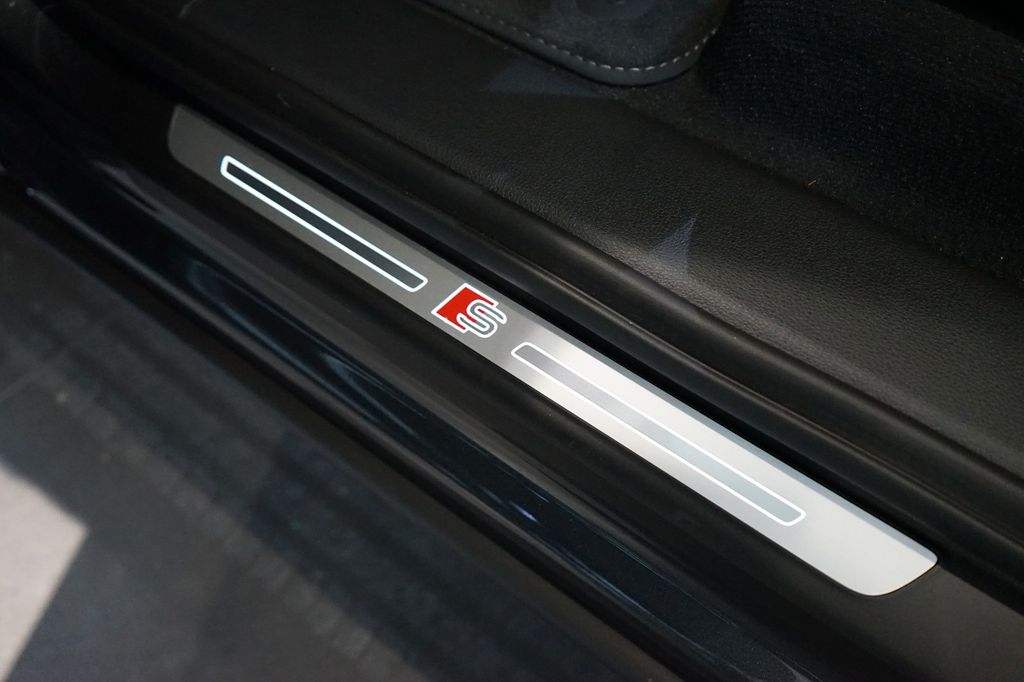 AUDI SQ7 TFSI | B&O | HuD | Pano | Laser | 7-Sitze AUDI SQ7 TFSI | B&O | HuD | Pano | Laser | 7-Sitze