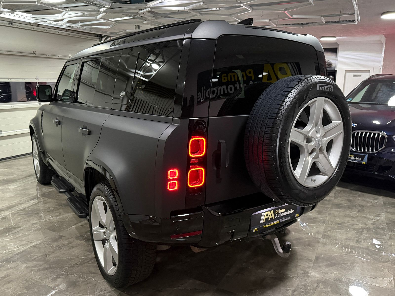 Land Rover Defender 110 D250 SE 1.Hand BlackP. ACC 360° AHK foto 3
