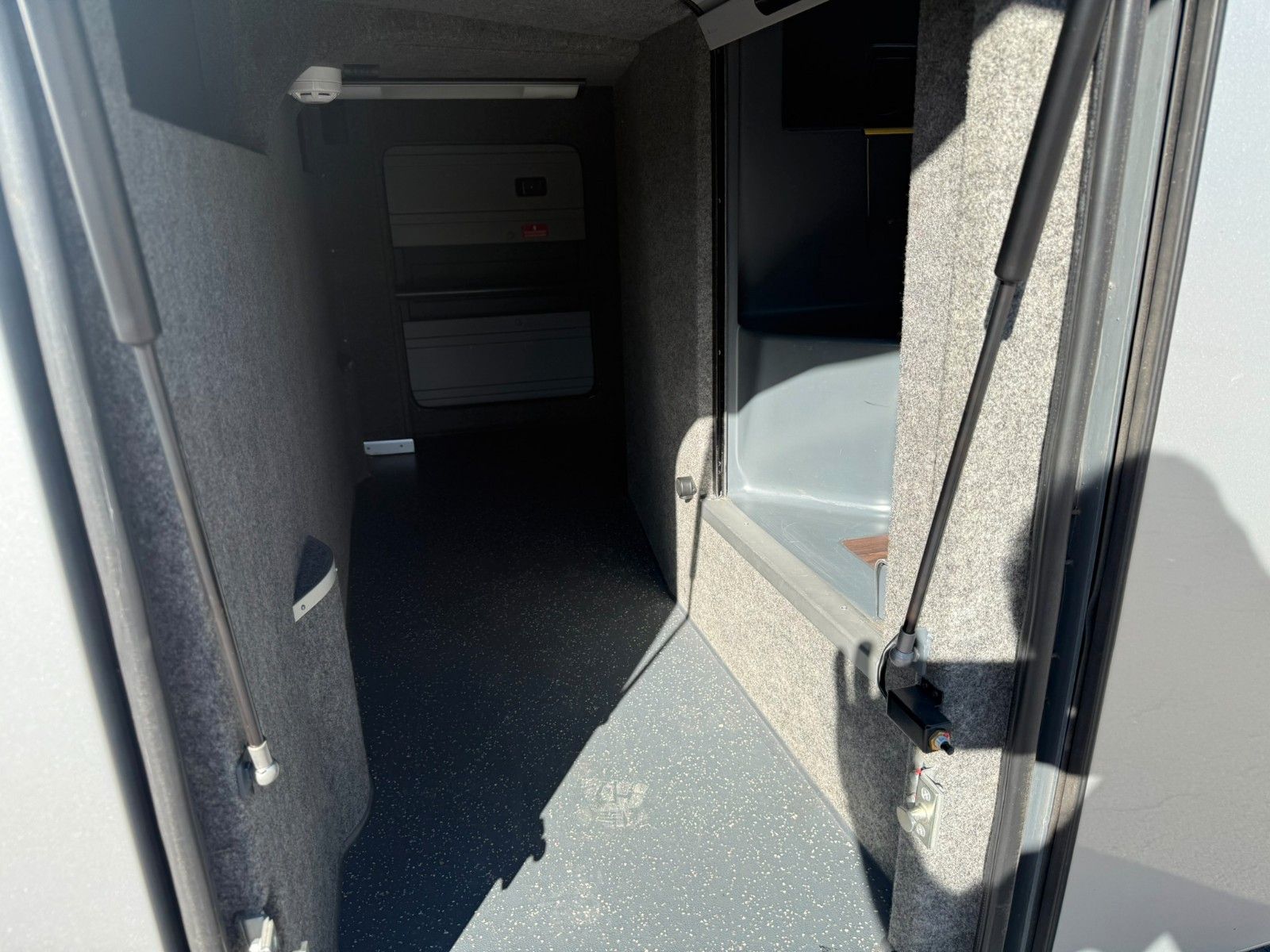 MAN  2015 - Image 14 of 40
