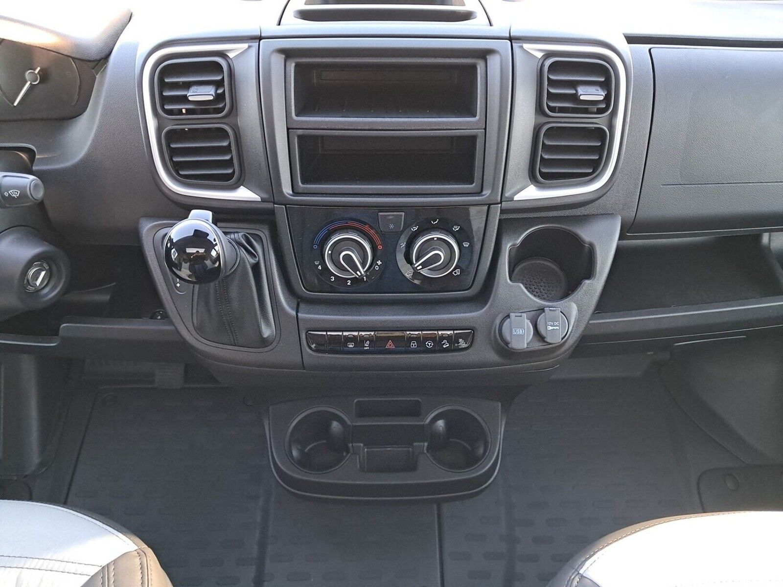 Fahrzeugabbildung Sunlight Adventure V 66 Automatik, Dörr Edition, TV