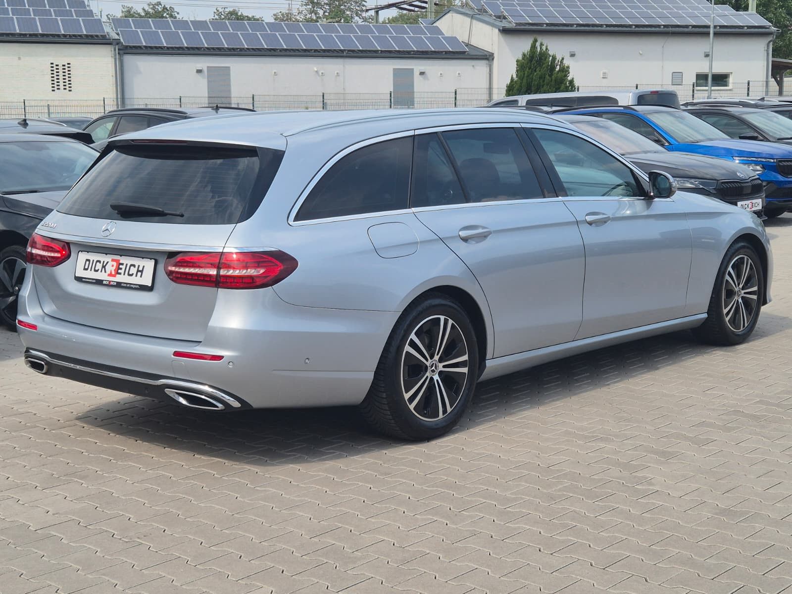 Fahrzeugabbildung Mercedes-Benz E 220 d Avantgarde AHK*DIST*LED*SHZ*Kam*Ambiente