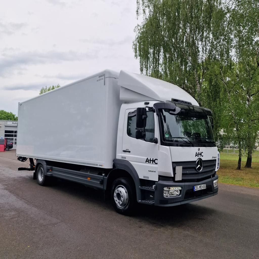 Fahrzeugabbildung Mercedes-Benz Atego 1224 L Junge Koffer mit LBW 1500 kg