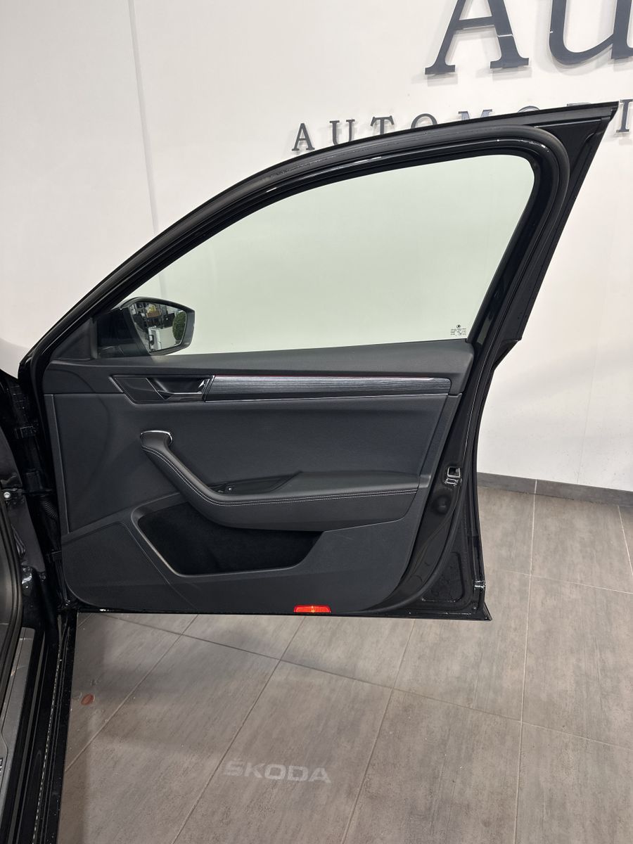 Fahrzeugabbildung SKODA Superb Combi 1.4 TSI iV Style DSG NAV+MATRIX+ACC