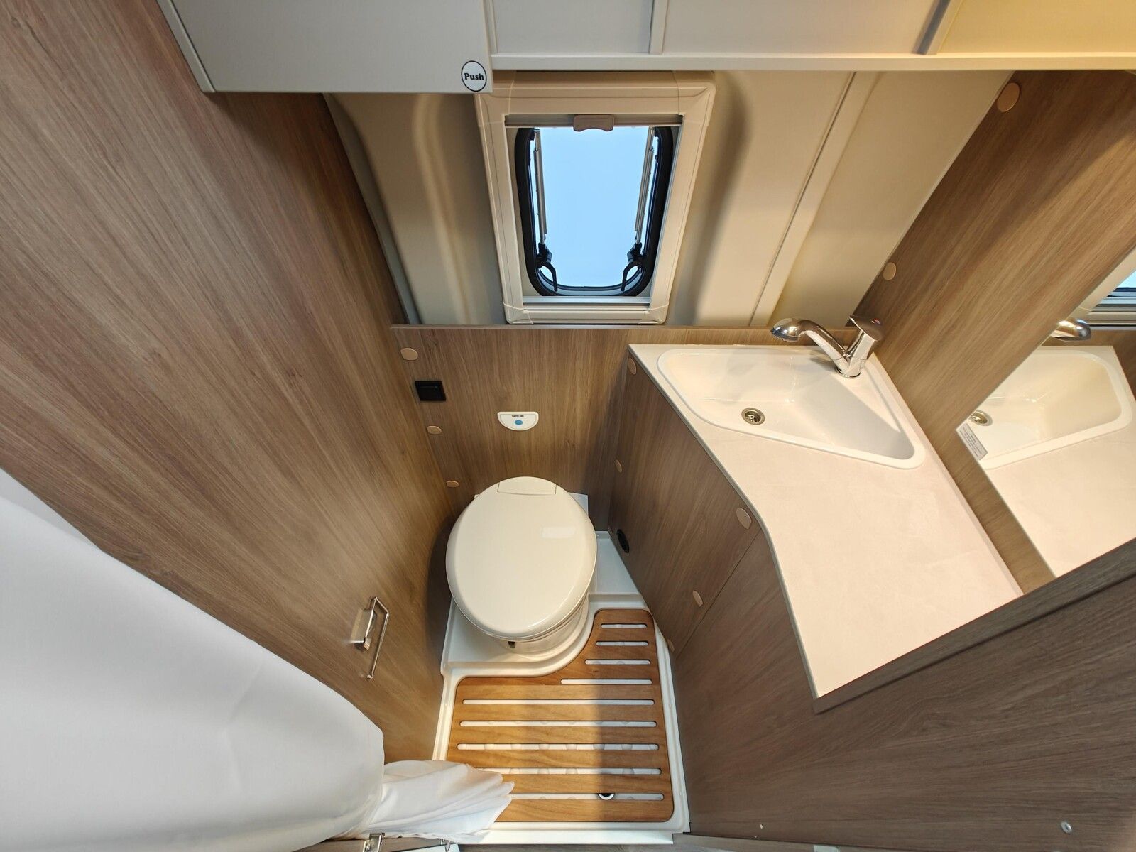 Fahrzeugabbildung Carado CV 600 SIE SPAREN ÜBER 6.009