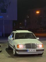 Mercedes-Benz E 230 - Mercedes-Benz E 230: Weiß