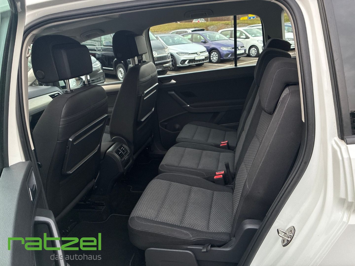 Fahrzeugabbildung Volkswagen Touran Comfortline 1.5 TSI DAB SHZ Notbremsass.