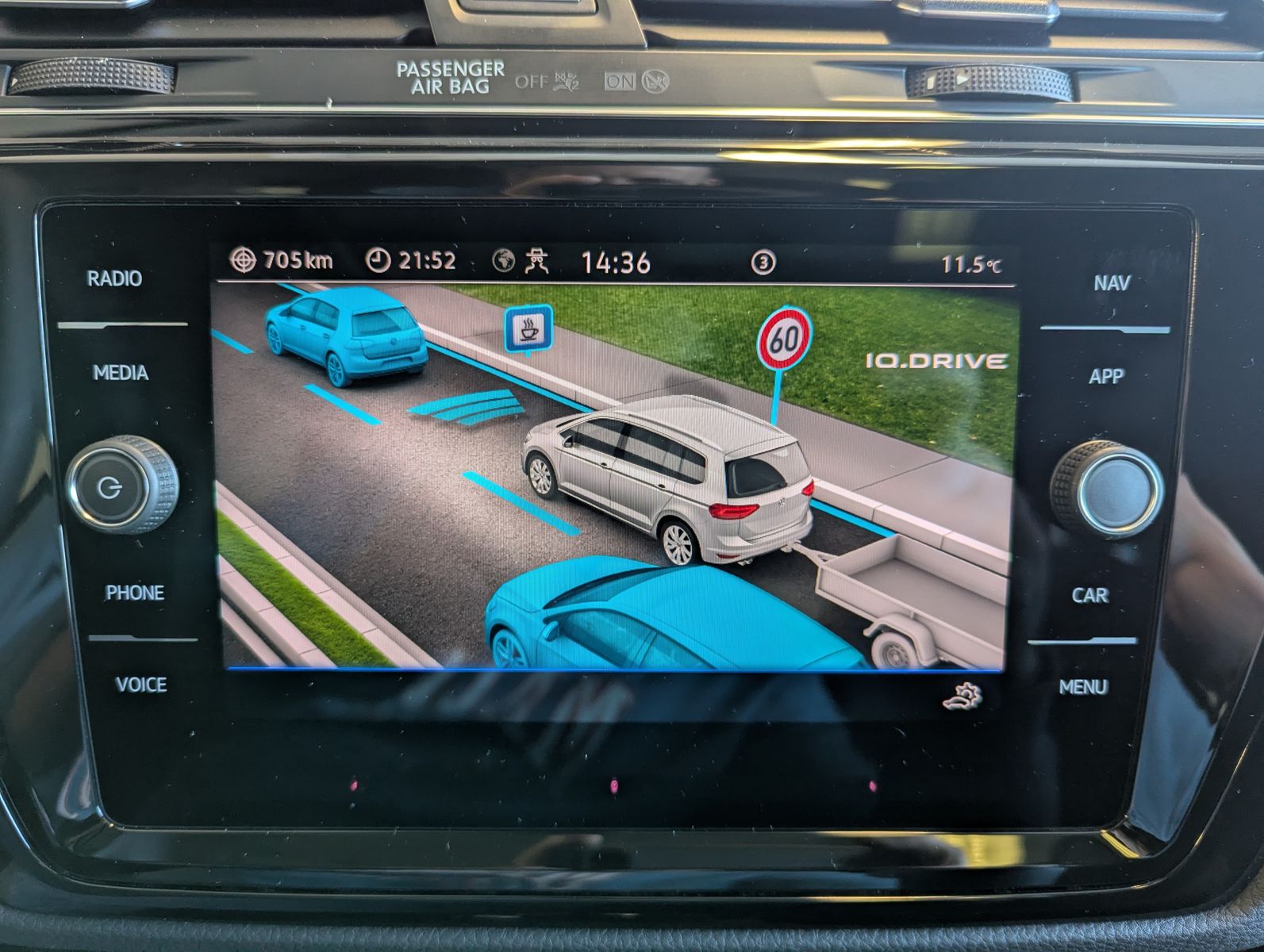 VW Touran 2.0 DSG R-Line High. Pano 7-Si IQ.Dri AHK - Image 33