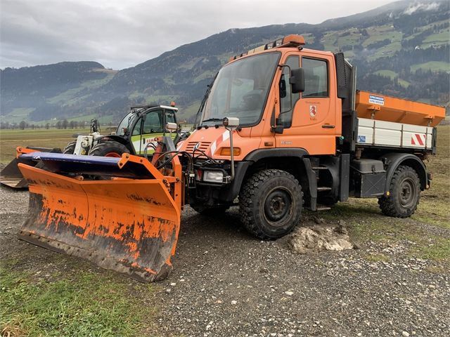 Unimog U 300 Winterdienst Schneepflug Salzstreuer Retar