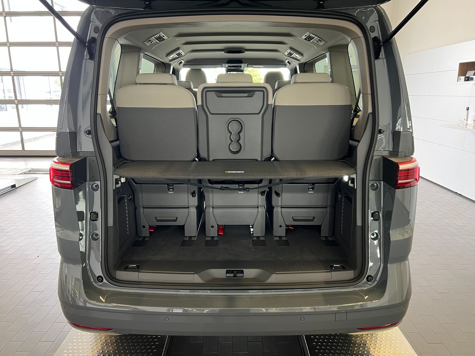 Fahrzeugabbildung Volkswagen Multivan T7 Life 1.5 TSI eHybrid 4MOTION DSG *AH